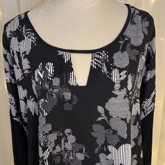 CJ Banks Black and White Floral Tunic - Picture 3 of 5